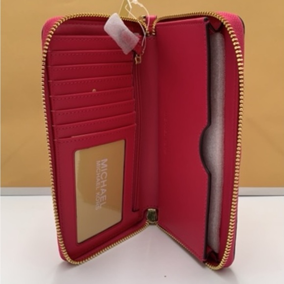 MICHAEL KORS LARGE FLAT
MULTIFUNCTIONAL PHONE CASE
ELECTRIC PINK COLOR - Picture 6 of 9